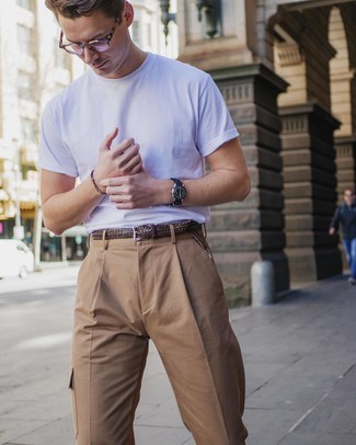 Come indossare e abbinare una cintura tessuta marrone quando fa molto caldo: Una t-shirt girocollo bianca e una cintura tessuta marrone sono una combinazione perfetta da usare nel weekend.