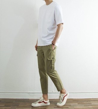 Look alla moda per uomo: T-shirt girocollo bianca, Pantaloni cargo verde oliva, Sneakers basse di tela beige, Bracciale nero