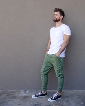 Come indossare e abbinare pantaloni cargo verde scuro in modo casual: Prova ad abbinare una t-shirt girocollo bianca con pantaloni cargo verde scuro per un'atmosfera casual-cool. Rifinisci questo look con un paio di sneakers basse nere e bianche.