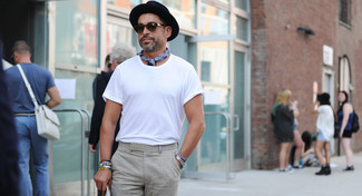 Look alla moda per uomo: T-shirt girocollo bianca, Pantaloni eleganti di lino beige, Borsalino nero, Sciarpa di seta stampata blu scuro