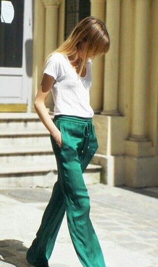 Come indossare e abbinare pantaloni verdi in modo rilassato: Scegli una t-shirt girocollo bianca e pantaloni verdi per un look trendy e alla mano.