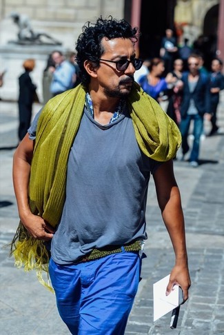 Come indossare e abbinare una cintura di tela verde oliva per un uomo di 30 anni: Combina una t-shirt girocollo blu con una cintura di tela verde oliva per un'atmosfera casual-cool.