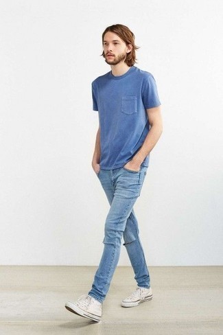Come indossare e abbinare jeans con una t-shirt per un uomo di 17 anni: Mostra il tuo stile in una t-shirt con jeans per un look spensierato e alla moda. Sfodera il gusto per le calzature di lusso e scegli un paio di sneakers alte di tela bianche.
