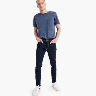 Look alla moda per uomo: T-shirt girocollo blu, Jeans blu scuro, Sneakers basse in pelle bianche e nere, Calzini neri