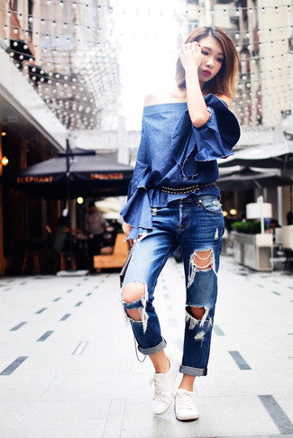 Come indossare e abbinare jeans strappati blu scuro in estate 2024: Per un outfit della massima comodità, coniuga una t-shirt girocollo di jeans blu con jeans strappati blu scuro. Sneakers basse bianche sono una valida scelta per completare il look. Una stupenda scelta per un outfit estivo!
