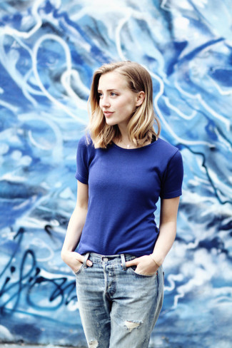 Come indossare e abbinare una t-shirt girocollo blu per una donna di 30 anni: Prova a combinare una t-shirt girocollo blu con jeans boyfriend strappati azzurri per un'atmosfera casual-cool.