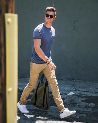 Come indossare e abbinare jeans marrone chiaro per un uomo di 30 anni: Punta su una t-shirt girocollo blu e jeans marrone chiaro per un look semplice, da indossare ogni giorno. Sneakers basse bianche sono una buona scelta per completare il look.