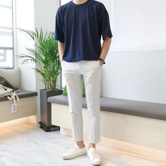 Quale chino indossare con sneakers basse bianche quando fa molto caldo: Punta su una t-shirt girocollo blu scuro e chino per un look trendy e alla mano. Perfeziona questo look con un paio di sneakers basse bianche.