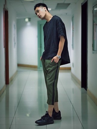 Quale scarpe sportive indossare con chino verde scuro per un uomo di 20 anni quando fa molto caldo in modo casual: Potresti combinare una t-shirt girocollo blu scuro con chino verde scuro per un look spensierato e alla moda. Calza un paio di scarpe sportive per avere un aspetto più rilassato.