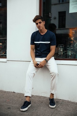 Look alla moda per uomo: T-shirt girocollo stampata blu scuro e bianca, Chino bianchi, Sneakers senza lacci in pelle nere, Orologio in pelle nero