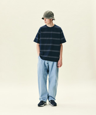 Look alla moda per uomo: T-shirt girocollo a righe orizzontali blu scuro e bianca, Jeans azzurri, Scarpe sportive blu scuro e bianche, Cappello alla pescatora grigio
