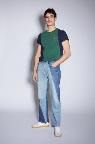 Come indossare e abbinare jeans patchwork azzurri: Prova ad abbinare una t-shirt girocollo blu scuro e verde con jeans patchwork azzurri per un look comfy-casual. Rifinisci questo look con un paio di sneakers basse in pelle bianche.