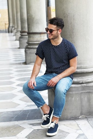 Quale jeans indossare con una t-shirt girocollo blu scuro e bianca: Indossa una t-shirt girocollo blu scuro e bianca con jeans per un look comfy-casual. Sneakers basse blu scuro sono una buona scelta per completare il look.