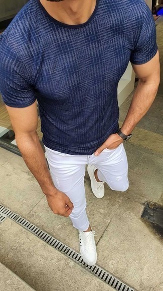 Come indossare e abbinare jeans bianchi con una t-shirt girocollo blu: Scegli un outfit composto da una t-shirt girocollo blu e jeans bianchi per un outfit rilassato ma alla moda. Rifinisci questo look con un paio di sneakers basse di tela bianche.