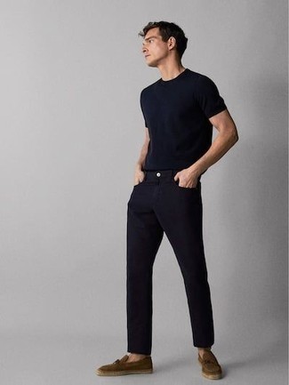 Quale jeans indossare con espadrillas marroni: Prova ad abbinare una t-shirt girocollo blu scuro con jeans per vestirti casual. Sfodera il gusto per le calzature di lusso e calza un paio di espadrillas marroni.