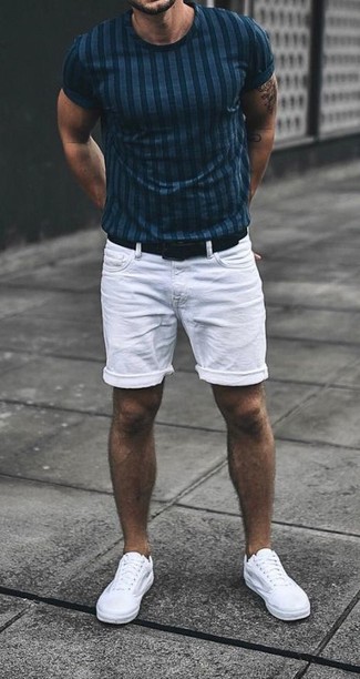 Come indossare e abbinare una t-shirt girocollo a righe verticali blu quando fa molto caldo: Se desideri un look adatto per una gionata di relax, non cercare oltre: scegli questa combinazione di una t-shirt girocollo a righe verticali blu e pantaloncini di jeans bianchi. Sneakers basse di tela bianche sono una splendida scelta per completare il look.
