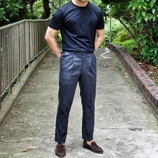 Look alla moda per uomo: T-shirt girocollo blu scuro, Pantaloni eleganti blu scuro, Mocassini eleganti in pelle scamosciata marrone scuro