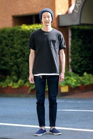 Look alla moda per uomo: T-shirt girocollo nera, Canotta bianca, Jeans blu scuro, Sneakers senza lacci di tela blu scuro