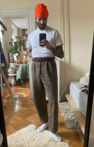 Come indossare e abbinare pantaloni grigi per un uomo di 30 anni quando fa caldo: La versatilità di una t-shirt girocollo bianca e pantaloni grigi li rende capi in cui vale la pena investire.