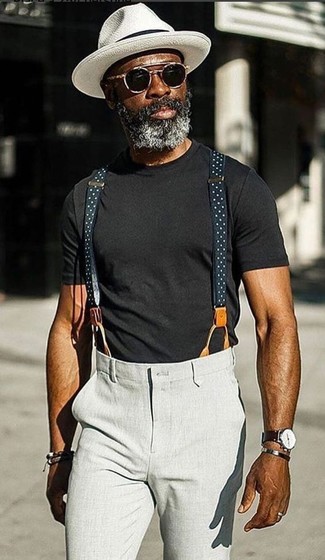 Come indossare e abbinare pantaloni grigi per un uomo di 50 anni quando fa molto caldo: Per un outfit quotidiano pieno di carattere e personalità, combina una t-shirt girocollo nera con pantaloni grigi.