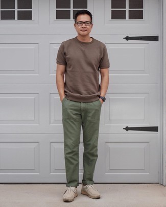 Trend da uomo 2021: Abbina una t-shirt girocollo marrone con chino verde oliva per un outfit comodo ma studiato con cura. Opta per un paio di chukka in pelle scamosciata beige per mettere in mostra il tuo gusto per le scarpe di alta moda.