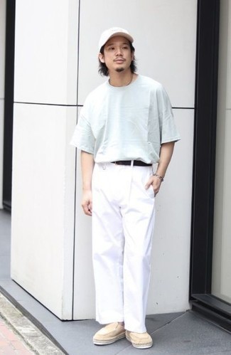 Look alla moda per uomo: T-shirt girocollo azzurra, Chino bianchi, Mocassini eleganti in pelle scamosciata beige, Berretto da baseball bianco