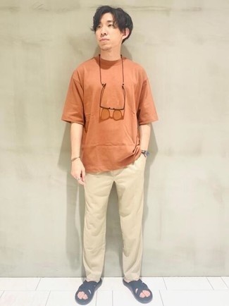Quale chino indossare con una t-shirt girocollo arancione: Per un outfit quotidiano pieno di carattere e personalità, metti una t-shirt girocollo arancione e chino. Sandali di tela neri danno un tocco informale al tuo abbigliamento.