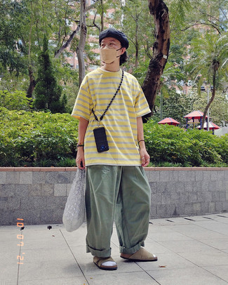 Quale chino indossare con sandali beige: Mostra il tuo stile in una t-shirt girocollo a righe orizzontali gialla con chino per affrontare con facilità la tua giornata. Per distinguerti dagli altri, scegli un paio di sandali beige come calzature.