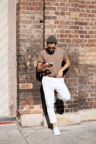 Come indossare e abbinare calzini marrone chiaro: Abbina una t-shirt girocollo marrone con calzini marrone chiaro per un'atmosfera casual-cool. Prova con un paio di scarpe derby in pelle bianche per dare un tocco classico al completo.