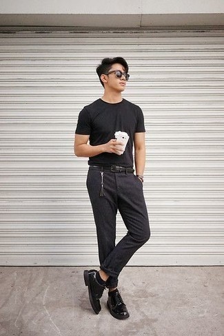 Look alla moda per uomo: T-shirt girocollo nera, Chino grigio scuro, Scarpe derby in pelle nere, Cintura in pelle nera