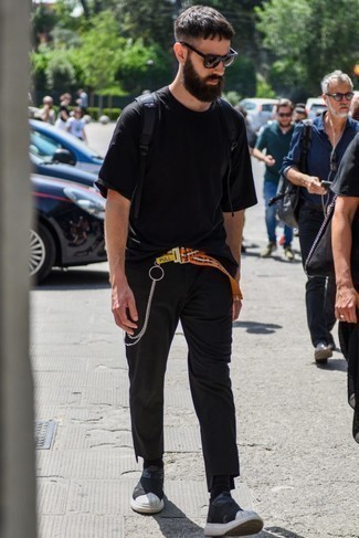 Come indossare e abbinare una cintura senape per un uomo di 20 anni in estate 2024 in modo casual: Combina una t-shirt girocollo nera con una cintura senape per un'atmosfera casual-cool. Rifinisci il completo con un paio di scarpe sportive nere e bianche. Una stupenda idea per tuo outfit estivo!