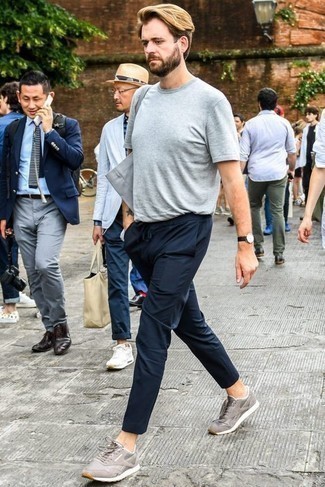 Look alla moda per uomo: T-shirt girocollo grigia, Chino blu scuro, Scarpe sportive grigie, Borsa shopping di tela grigia