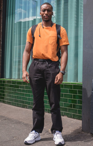 Come indossare e abbinare un zaino nero: Opta per una t-shirt girocollo arancione e uno zaino nero per un look comfy-casual. Scegli un paio di scarpe sportive nere per dare un tocco classico al completo.