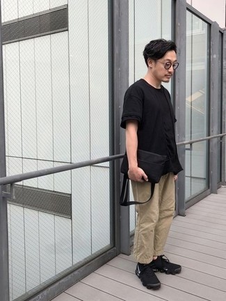 Quale chino indossare con una t-shirt girocollo nera in modo casual: Potresti abbinare una t-shirt girocollo nera con chino per un look raffinato per il tempo libero. Se non vuoi essere troppo formale, opta per un paio di scarpe sportive nere.