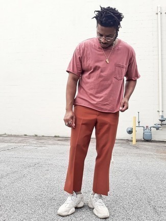 Look alla moda per uomo: T-shirt girocollo rosa, Chino arancioni, Scarpe sportive beige, Occhiali da sole trasparenti
