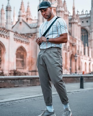 Moda uomo anni 30 quando fa molto caldo: Abbina una t-shirt girocollo a righe verticali azzurra con chino grigi per un look raffinato per il tempo libero. Se non vuoi essere troppo formale, prova con un paio di scarpe sportive grigie.