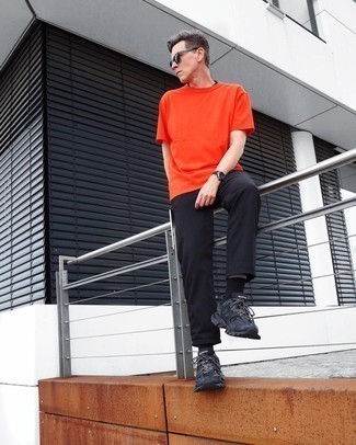 Come indossare e abbinare occhiali da sole neri con chino neri: Combina una t-shirt girocollo arancione con chino neri per un look semplice, da indossare ogni giorno. Indossa un paio di scarpe sportive nere per un tocco più rilassato.