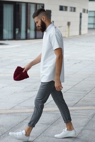 Look alla moda per uomo: T-shirt girocollo bianca, Chino grigi, Sneakers basse in pelle bianche, Berretto bordeaux