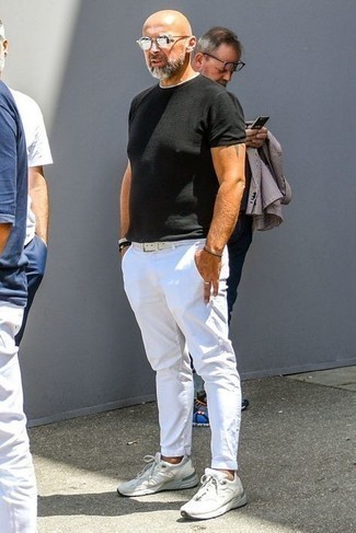 Come indossare e abbinare pantaloni bianchi per un uomo di 50 anni: Indossa una t-shirt girocollo nera con pantaloni bianchi per un look semplice, da indossare ogni giorno. Sfodera il gusto per le calzature di lusso e scegli un paio di sneakers basse bianche come calzature.