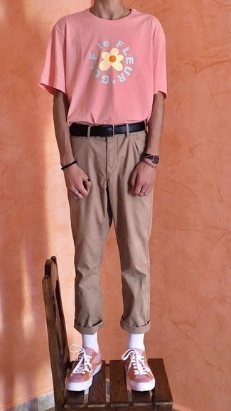 Come indossare e abbinare una t-shirt girocollo rosa con chino marrone chiaro: Abbina una t-shirt girocollo rosa con chino marrone chiaro per un look raffinato per il tempo libero. Questo outfit si abbina perfettamente a un paio di sneakers basse di tela rosa.