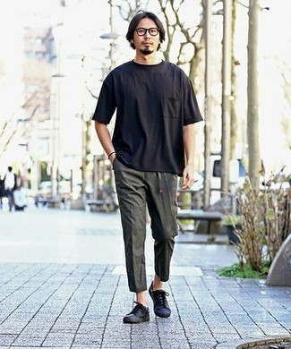 Look alla moda per uomo: T-shirt girocollo nera, Chino grigio scuro, Sneakers basse in pelle nere, Occhiali da sole trasparenti