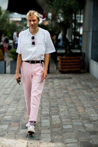 Look alla moda per uomo: T-shirt girocollo a righe orizzontali azzurra, Chino rosa, Sneakers basse di tela bianche, Cintura di tela nera