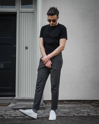 Come indossare e abbinare calzini grigi quando fa molto caldo in modo casual: Coniuga una t-shirt girocollo nera con calzini grigi per un outfit rilassato ma alla moda. Opta per un paio di sneakers basse di tela bianche per un tocco virile.