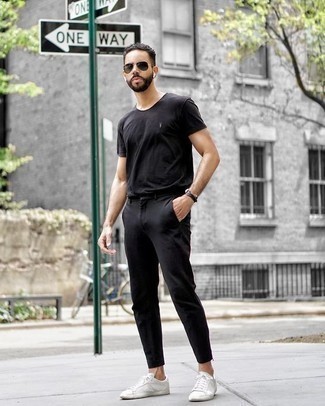 Come indossare e abbinare un bracciale nero per un uomo di 30 anni: Per un outfit della massima comodità, combina una t-shirt girocollo nera con un bracciale nero. Opta per un paio di sneakers basse di tela bianche per dare un tocco classico al completo.