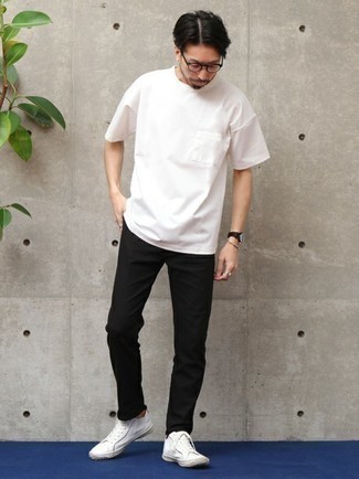 Quale sneakers basse indossare con chino neri in modo casual: Combina una t-shirt girocollo bianca con chino neri per un look semplice, da indossare ogni giorno. Sneakers basse sono una valida scelta per completare il look.