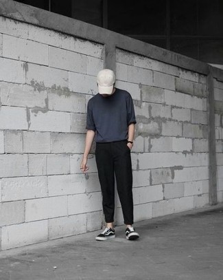 Quale sneakers basse indossare con chino neri: Abbina una t-shirt girocollo grigio scuro con chino neri per affrontare con facilità la tua giornata. Perfeziona questo look con un paio di sneakers basse.