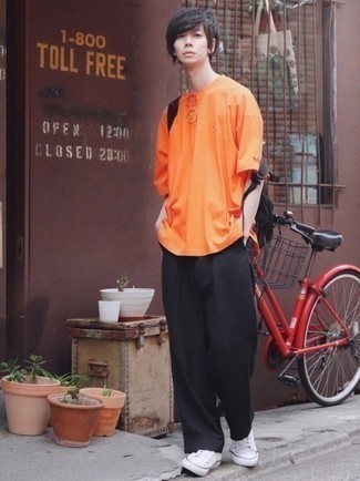 Quale chino indossare con una t-shirt girocollo arancione: Scegli un outfit composto da una t-shirt girocollo arancione e chino per vestirti casual. Perfeziona questo look con un paio di sneakers basse di tela bianche.