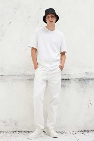 Come indossare e abbinare chino bianchi quando fa molto caldo: Scegli una t-shirt girocollo bianca e chino bianchi per un look semplice, da indossare ogni giorno. Sneakers basse in pelle bianche sono una splendida scelta per completare il look.