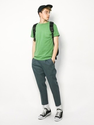 Quale sneakers basse indossare con una t-shirt girocollo verde: Scegli un outfit composto da una t-shirt girocollo verde e chino verde scuro per un outfit comodo ma studiato con cura. Perfeziona questo look con un paio di sneakers basse.