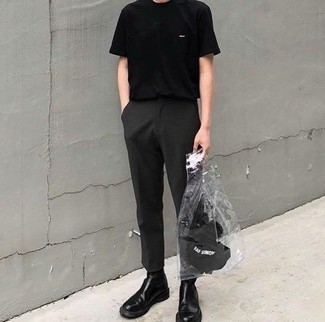 Look alla moda per uomo: T-shirt girocollo nera, Chino grigio scuro, Stivali chelsea in pelle neri, Borsa shopping di gomma trasparente